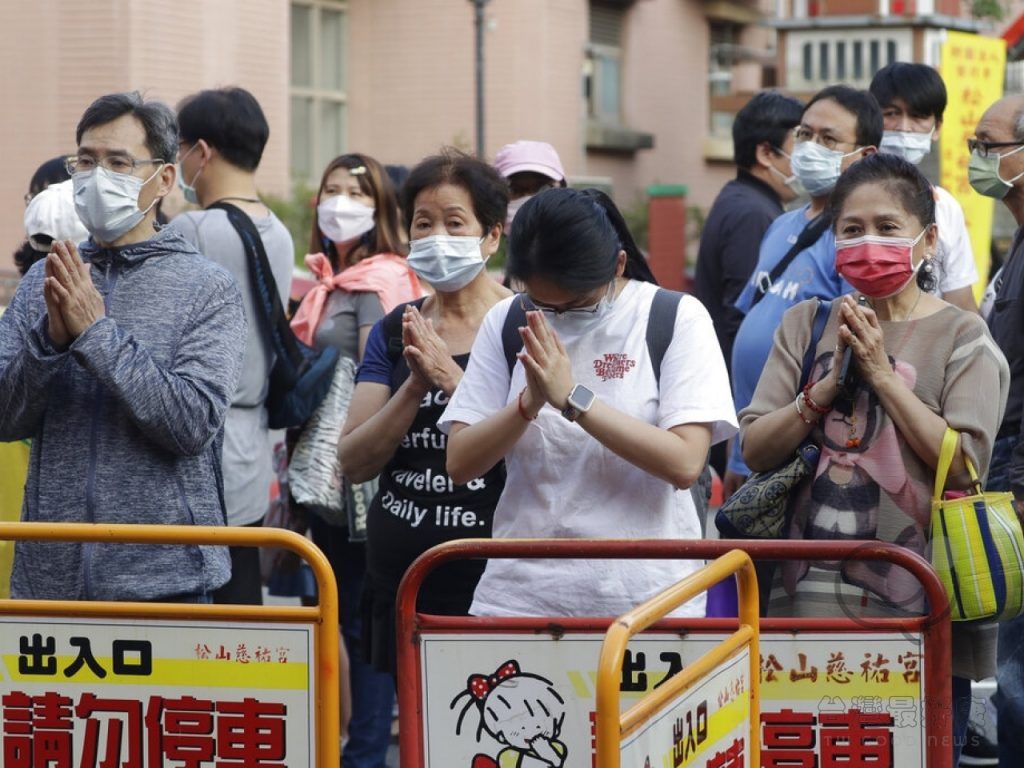 4月25日 台灣新增5,108宗新冠病毒本土確診個案 4月26日起縮短居家隔離日數